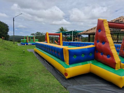 Futebol de sabão,  tobogã,  pula pula , radical slide 