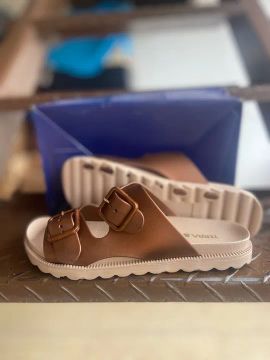 Tênis femininos e masculinos , sandálias femininas vários modelos a pronto entrega 