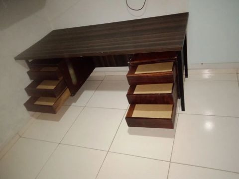 Mesa de escritório com gavetas