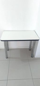 Mesa MDF com pernas cromadas em excelente conservação
