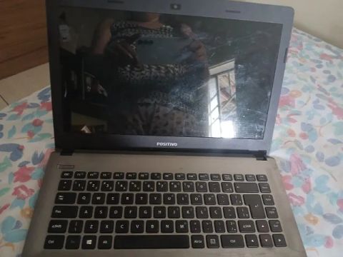 vende-se um notebook semi novo cor prata