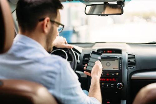 Procuro por motorista habilitado.