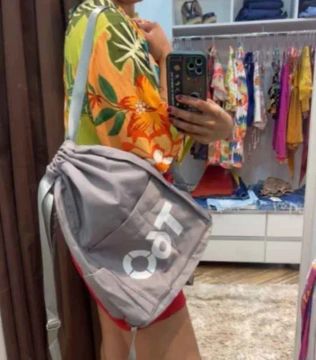 Mochila Cinza com Detalhe 