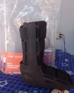 Vendo bota ortopédica R$100 e muletas R$ 80,