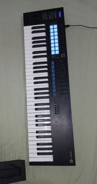 Teclado Controlador Launchkey 61 teclas 