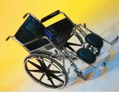 Cadeira de Roda de passeio e Cadeira de rodas de banho - Produtos novos