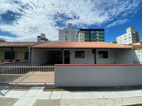 CASA PARA ALUGAR, R$ 4.500,00 BAIRRO GRAVATÁ DE NAVEGANTES/SC.