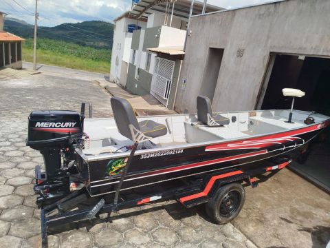 Conjunto barco, carrocinha e motor Mercury de 30hp semi novo