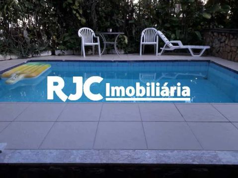 Casa de condomínio para venda possui 337 metros quadrados com 5 quartos