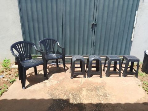 4 Cadeiras e 4 Banquetas Plásticas Pretas