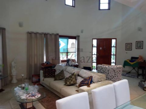 Casa Condomínio - Condomínio Esplanada do Sol - 4 Dormitórios - 213m².