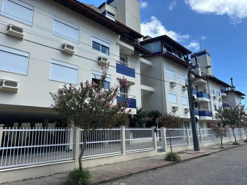 Excelente apto mobiliado de frente, 1 dormitório com cama de casal e armário, bwc completo