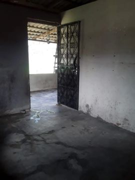 ALUGA-SE UMA CASA!