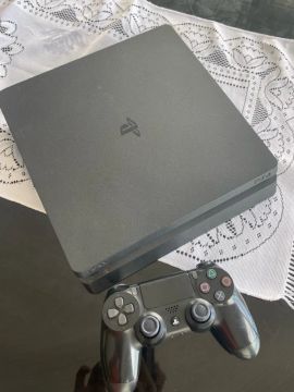 Playstation 4 Slim - 1TB com 1 controle 5 jogos mídia física 
