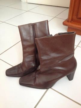 Bota marrom de cano curto