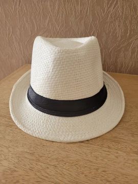 Chapéu de palha branco com faixa preta