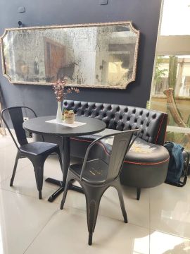 Conjunto mesa e cadeiras