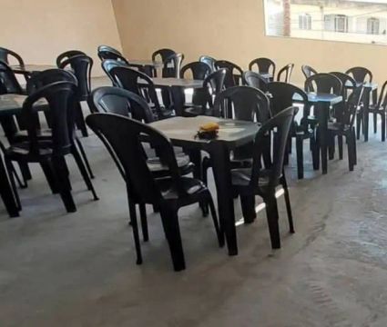 Mesas e cadeiras 