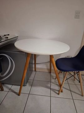 Mesa redonda branca com pernas de madeira
