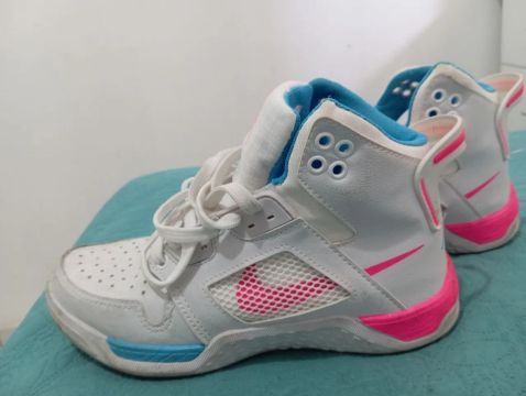 Tênis Nike Air Max - Branco com Rosa e Azul