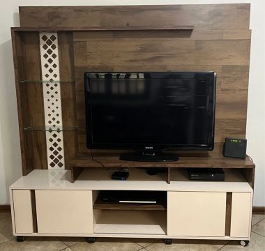 Rack para TV com Painel em Madeira - Seminovo