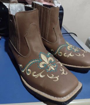 Botina feminina n?40 Detalhes Bordados