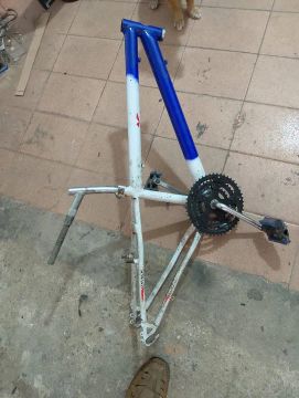 Quadro de Bicicleta aro 24, com coroa e pedal 
