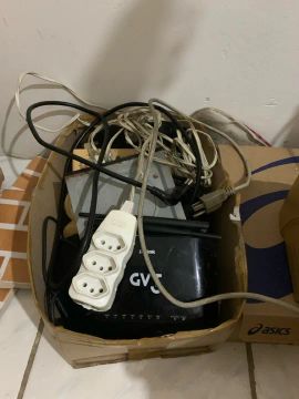 Lote de eletrônicos com telefone fixo, modem e acessórios