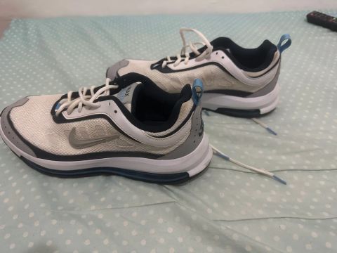2 pares de tenis Nike 