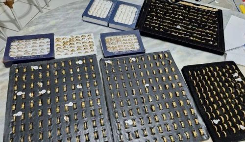 Anéis diversos e alianças de moedas antigas 