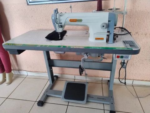 Maquina de costura RETA