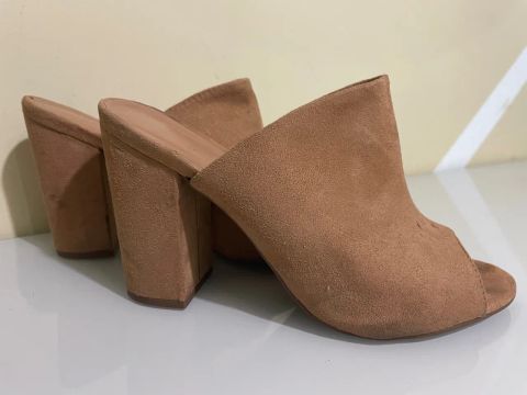 Sandália mule com salto