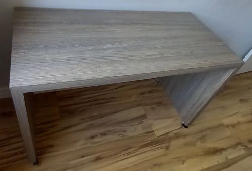 Mesa multiuso com rodízio 