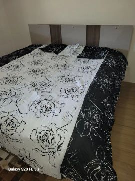 Edredom Queen com estampa floral no preto e branco 