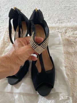 Sandália preta com strass Arezzo
