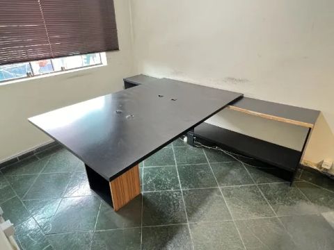 Mesa de escritório 1,30m x 2,00m e cubo de apoio