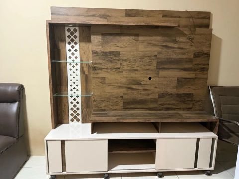 Painel para TV em madeira com prateleiras