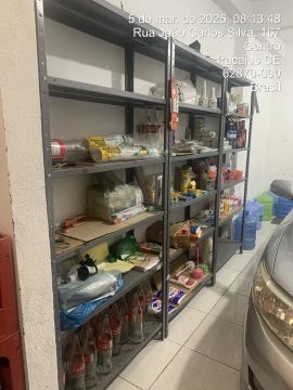 Prateleiras e freezer para comércio 
