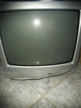 Vendo essas 2 tvs de tubo com defeito para reparo ou peças. 20 e 29 polegadas