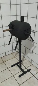 Churrasqueira com suporte de altura