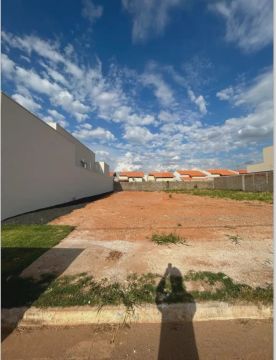 Terreno para venda no bairro Jardim Jóquei Clube.