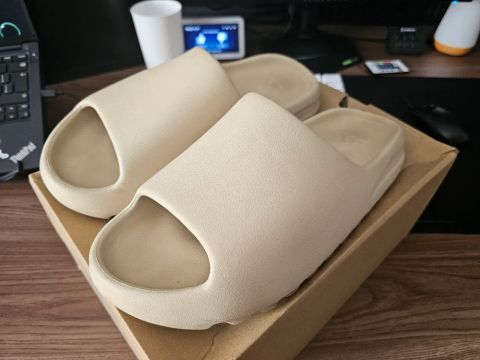 Yeezy Slide Bone (2022) - Tamanho 44/45