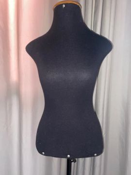 Manequim com pedestal R$: 200,00