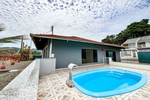 Vendo Linda Casa com Piscina, 04 Quartos - Bairro Itoupava Central