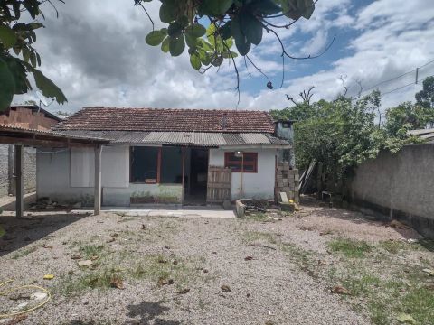 Casa simples com quintal em terreno amplo