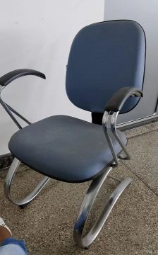 Cadeira de Escritório  com Base em Aço