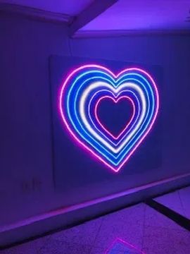 Painel de LED Instagramável em forma de Corações