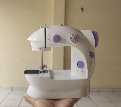 Máquina de Costurar Portátil - Ideal para Pequenos Reparos!