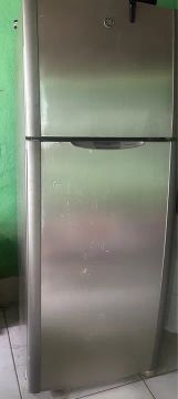 Vendo geladeira esta funcionando mais ela está congelando muito.
