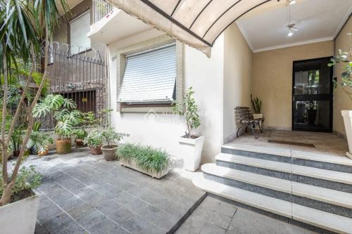 Apartamento térreo, com 2 pátios e 2 dormitórios no Bom Fim